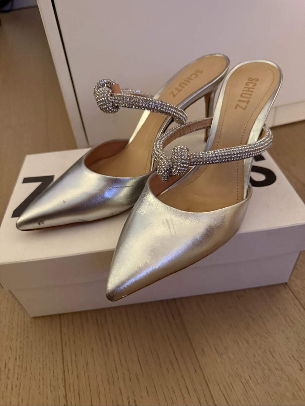 SCHUTZ Silver Pointed-Toe Crystal-Knot Mule (Metallic)